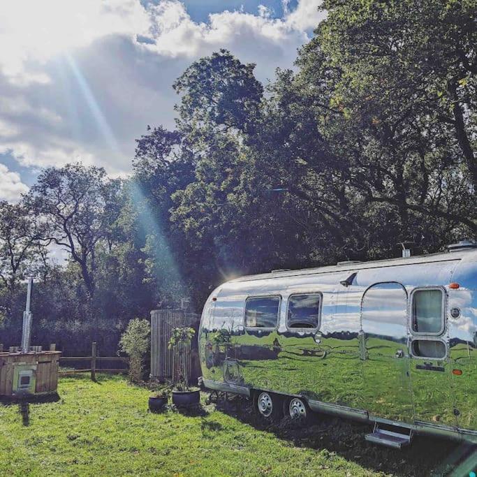 Airstream, Vintage American Caravan & Hottub Ashburton Kültér fotó