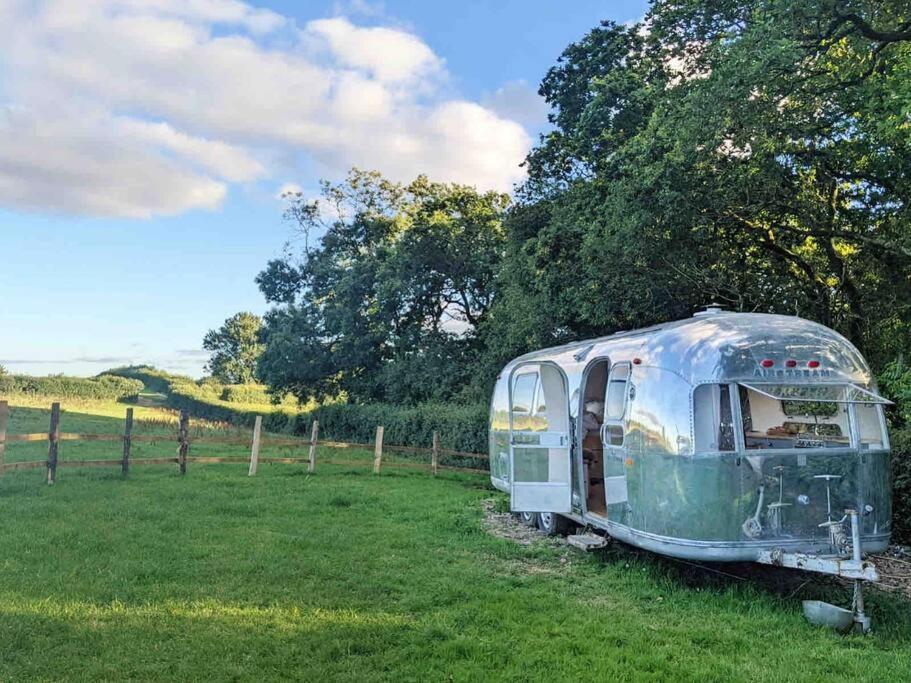 Airstream, Vintage American Caravan & Hottub Ashburton Kültér fotó