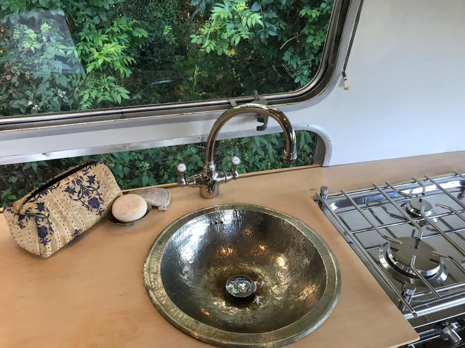 Airstream, Vintage American Caravan & Hottub Ashburton Kültér fotó